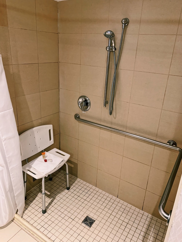 Ramada By Wyndham Niagara Falls By the River 44/47
