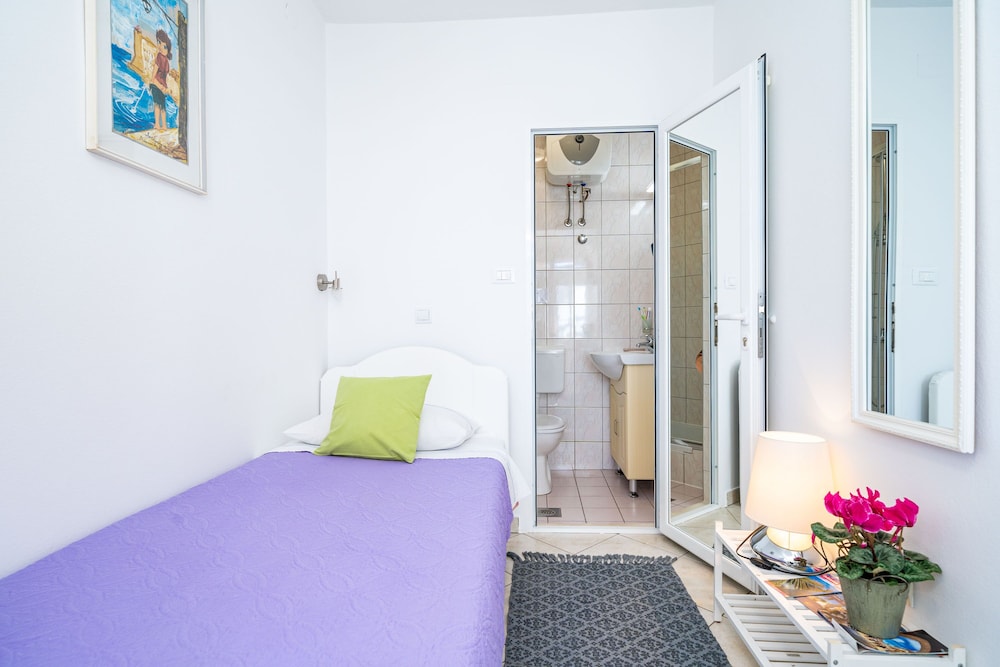 STUDIO, APARTMENT, SINGLE