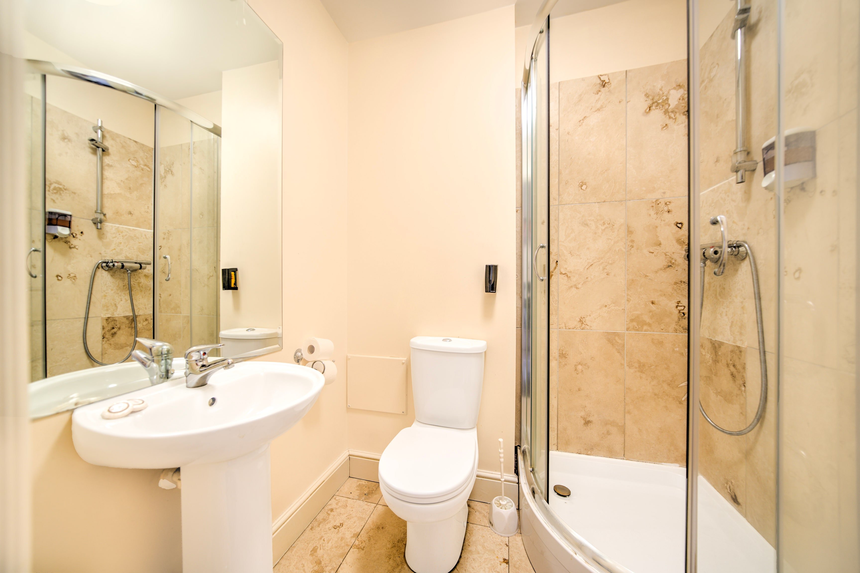 GO2 Gloucester Hotel by OYO 37/40