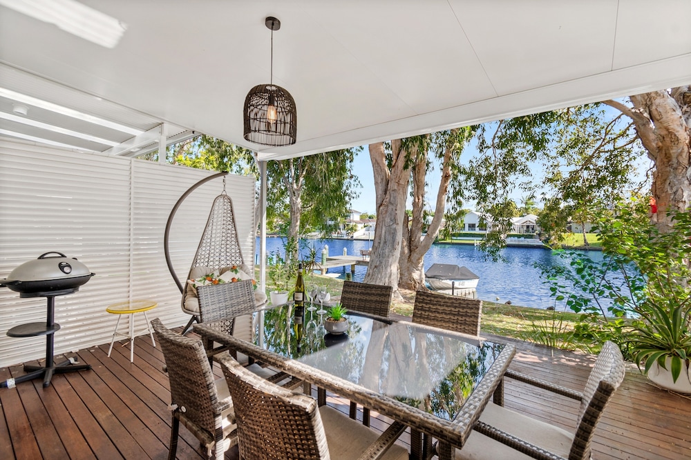 NOOSA ENTRANCE WATERFRONT RESORT 45/80