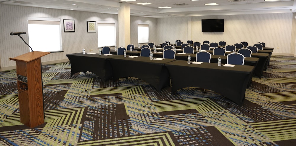 Holiday Inn Express & Suites Chicago North-Waukegan-Gurnee 42/50