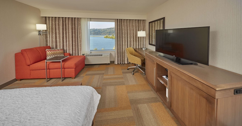 Hampton Inn and Suites Hood River 18/55