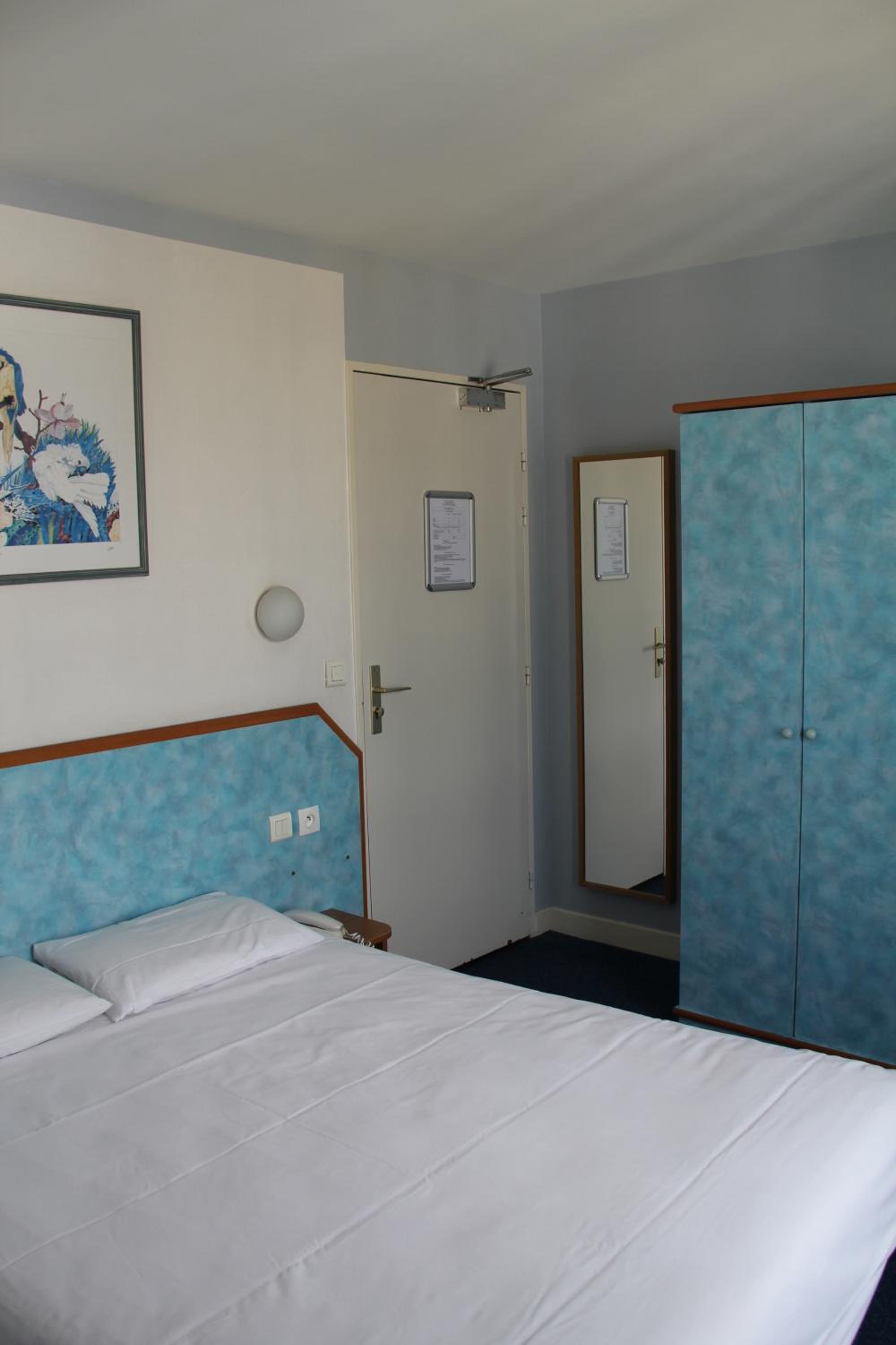ROOM, DOUBLE BED