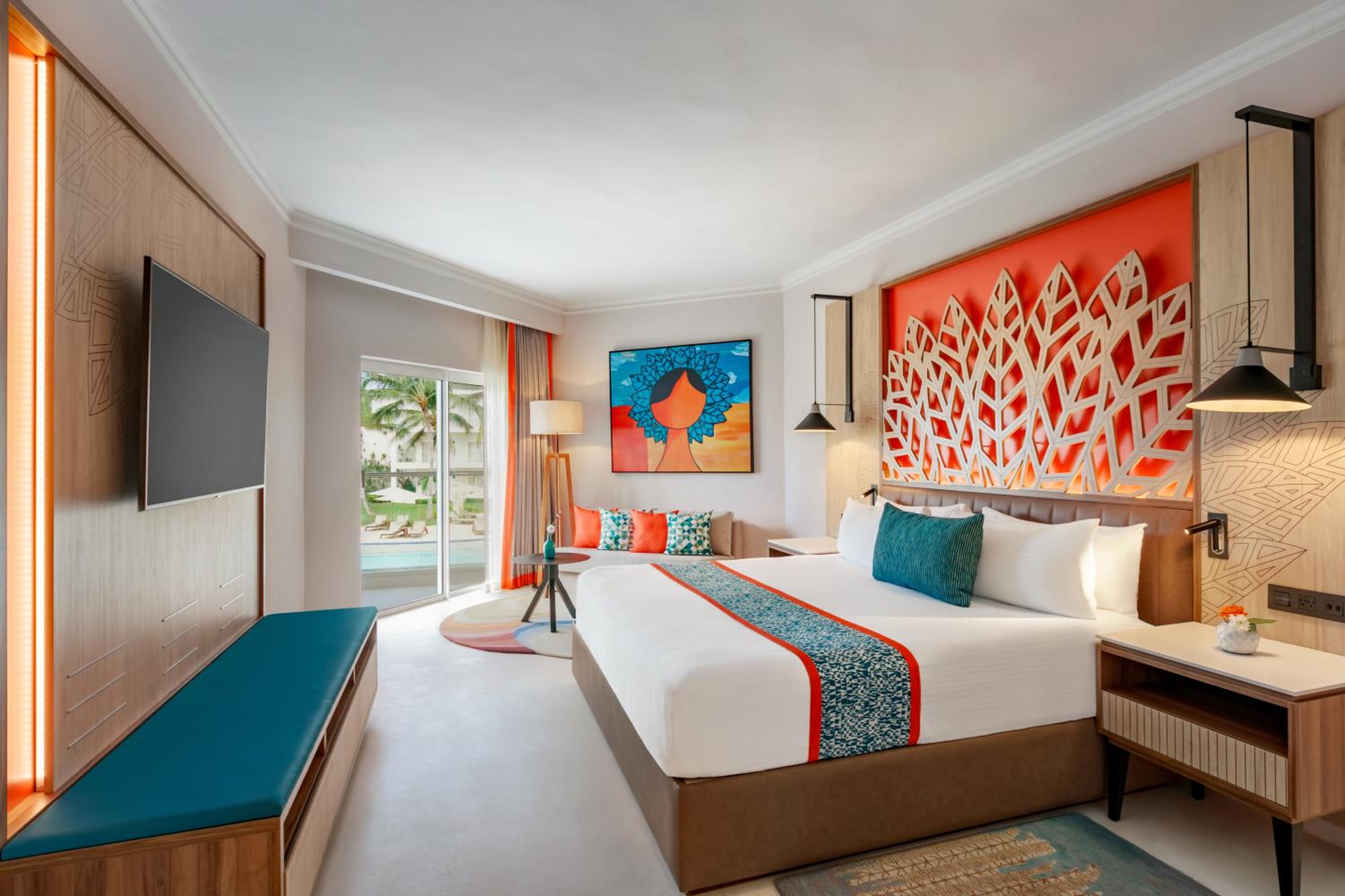 Preferred Club, King Bed, Partial Ocean View