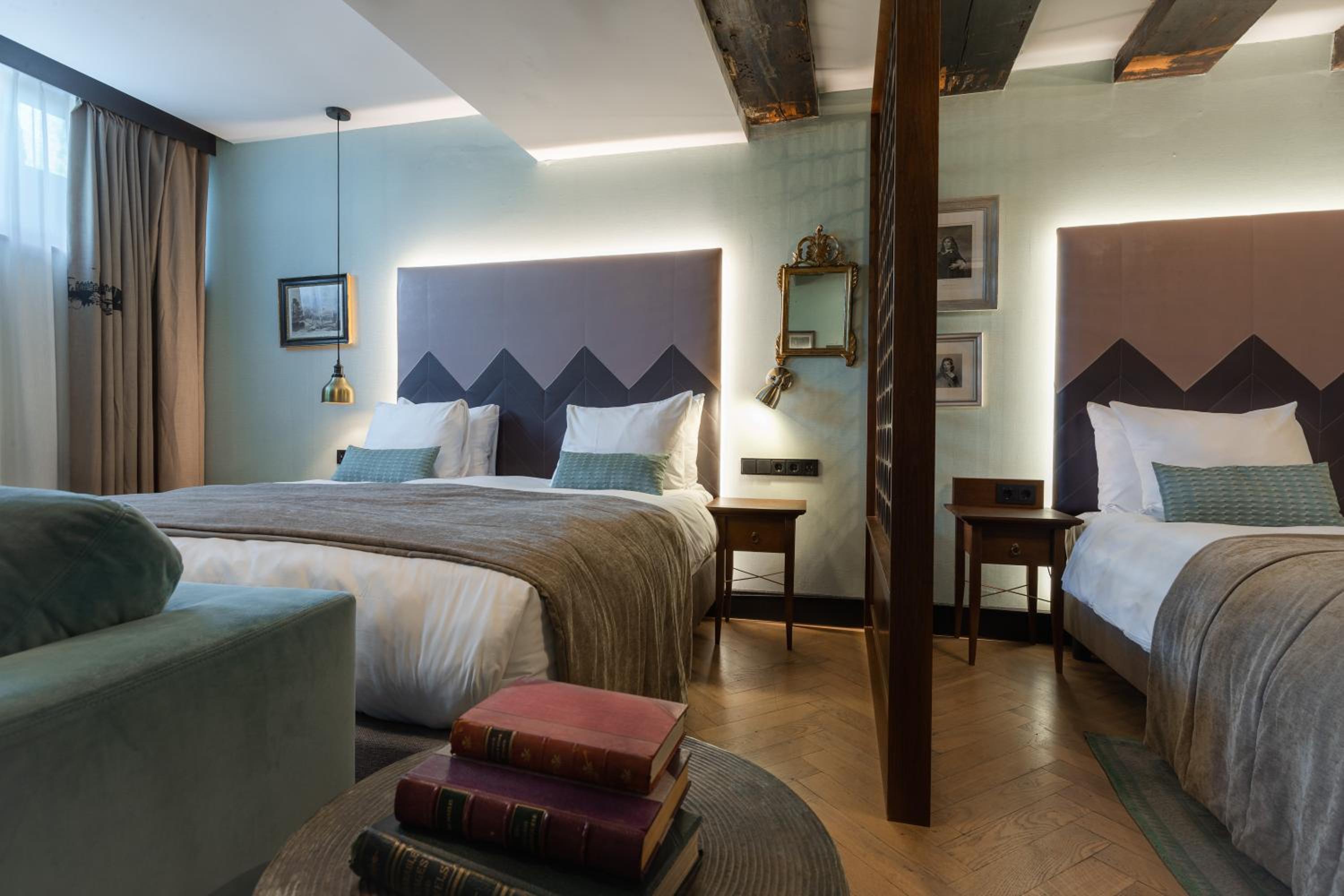 Semi Basement, Suite