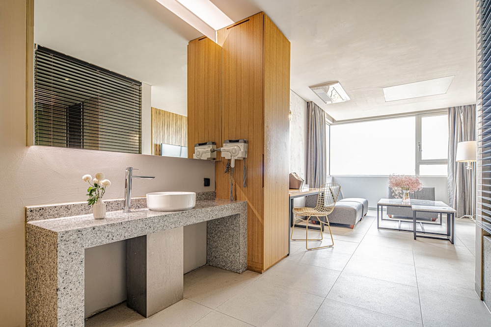 Hotel The Designers Hongdae 66/80