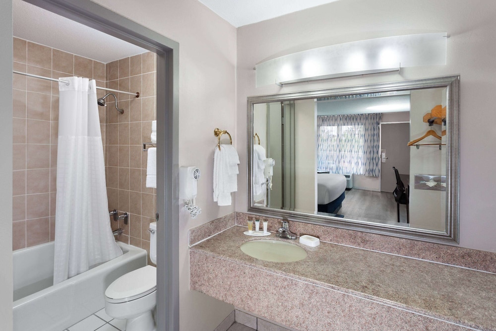 غرفة بسريرين مزدوجين، Days Inn By Wyndham Melbourne 6/6