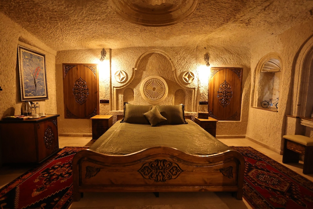 CAVE, SUPERIOR, SUITE