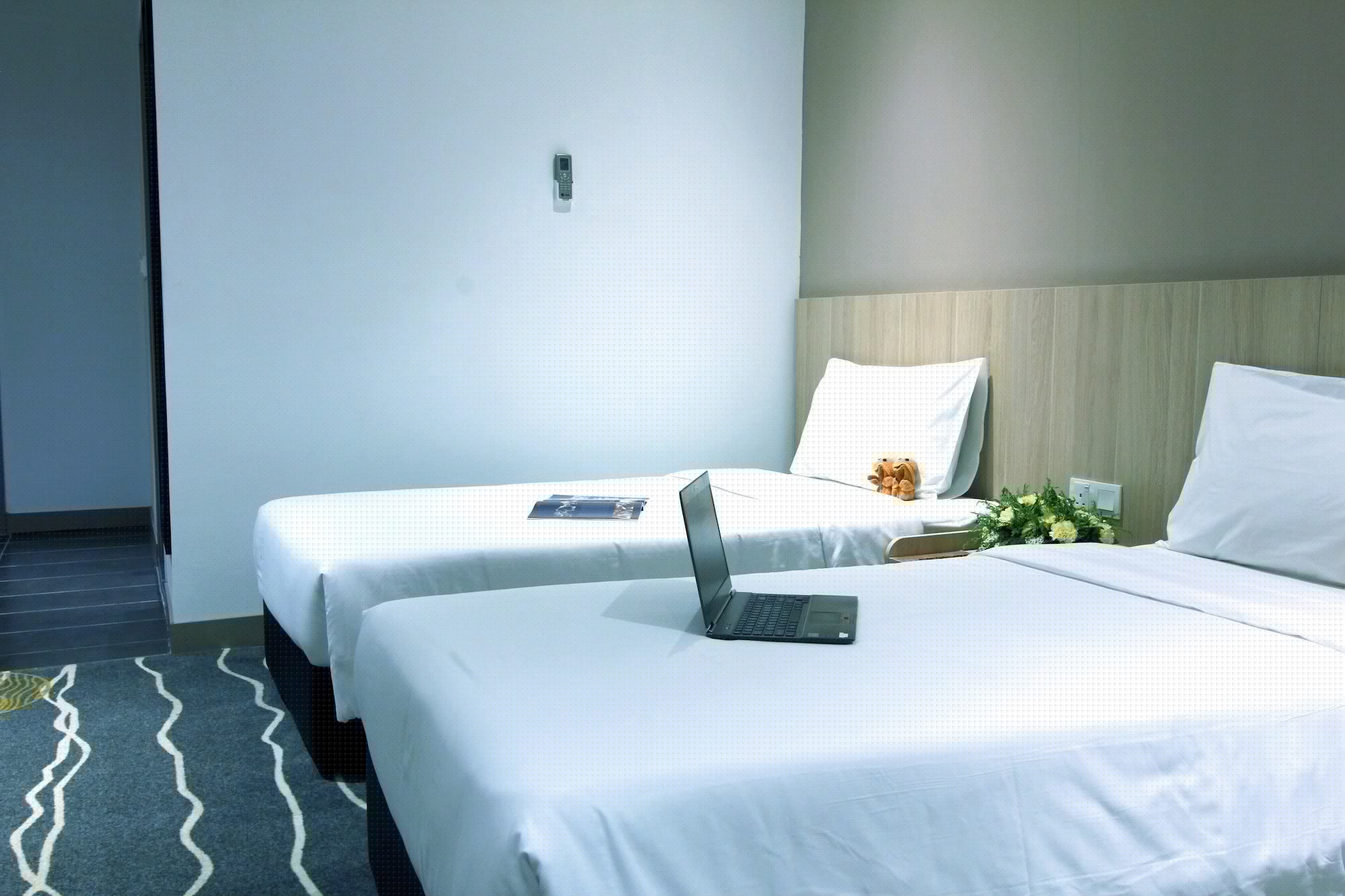 Standard, Twin Beds, No Window