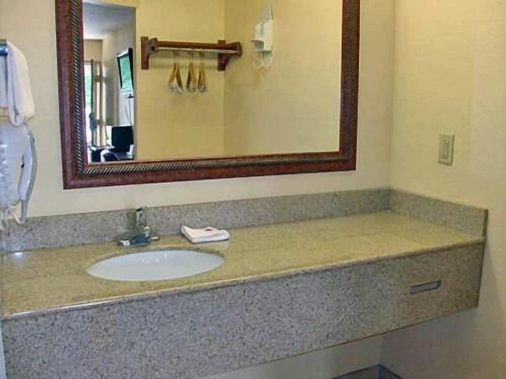 Rodeway Inn and Suites Macon 38/45
