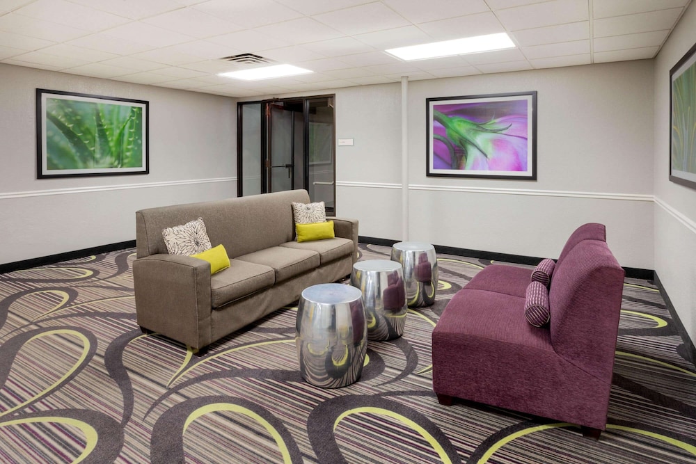 La Quinta Inn & Suites by Wyndham Minneapolis Bloomington W 37/52