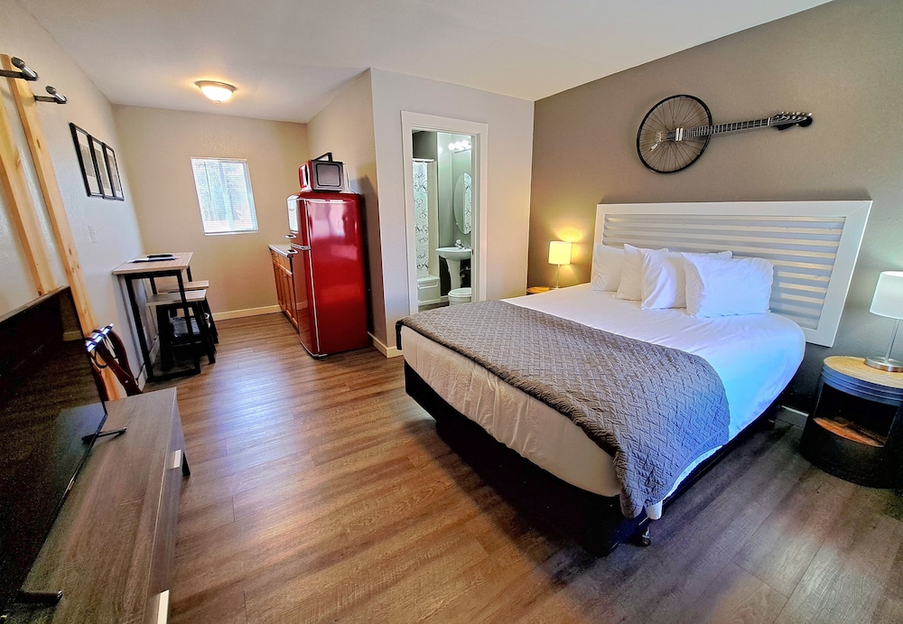 SIGNATURE, QUEEN BED, KITCHENETTE
