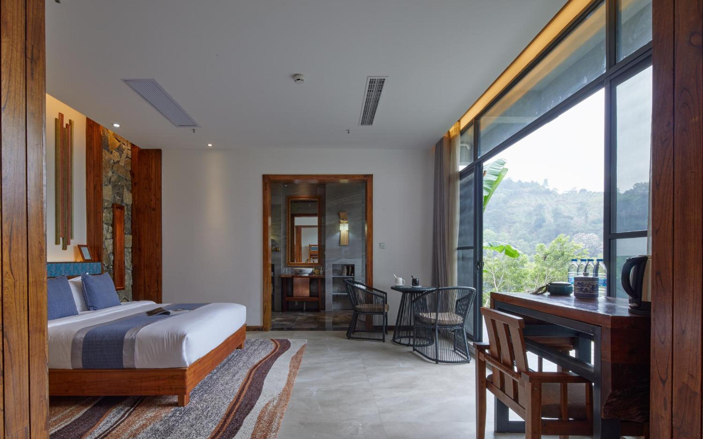 Courtyard, Family, King and Twin Beds