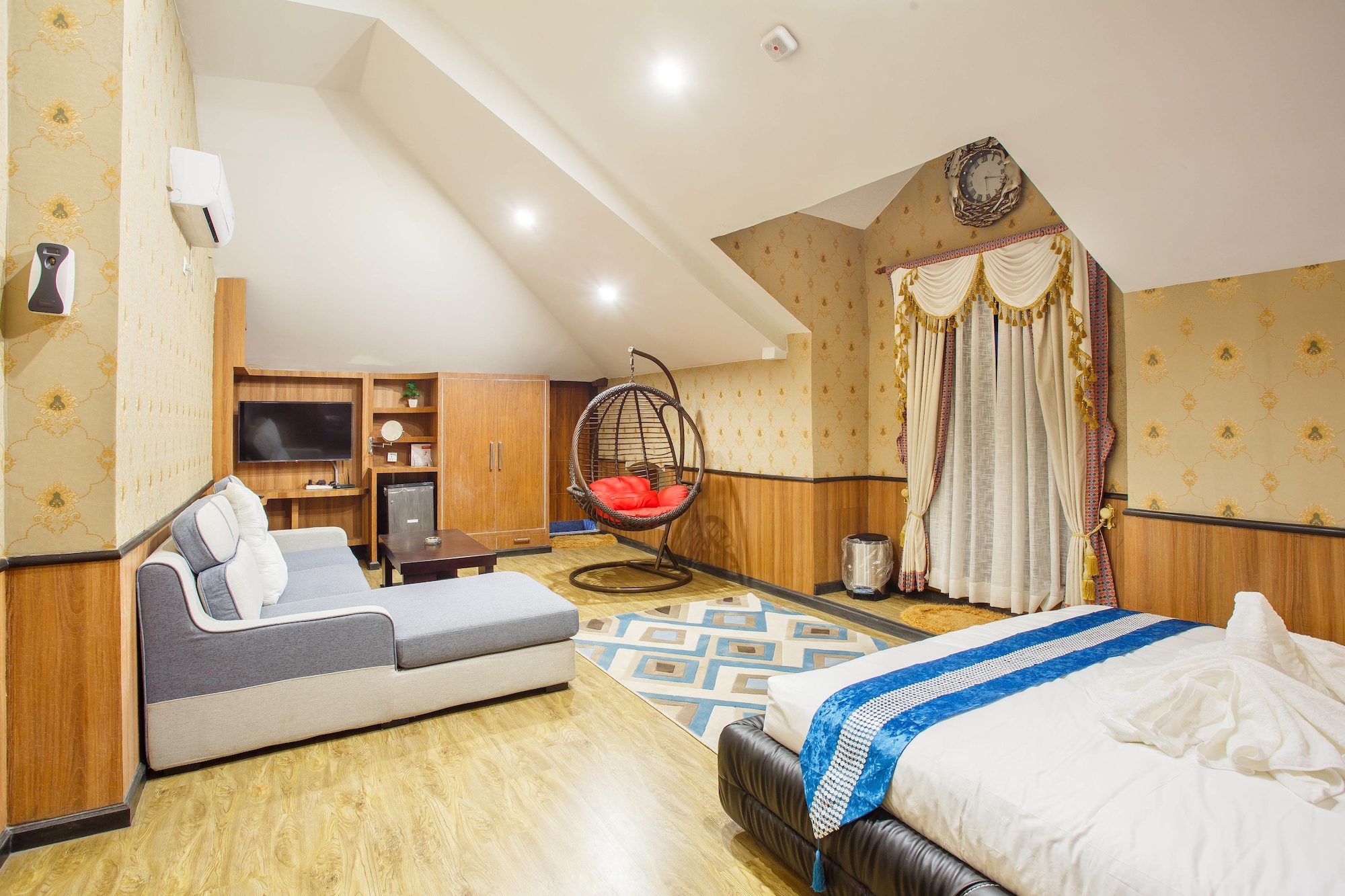 ROYAL, SUITE