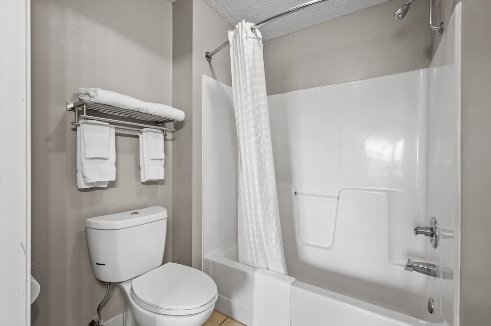 Norwood Inn And Suites Chaska 10/47