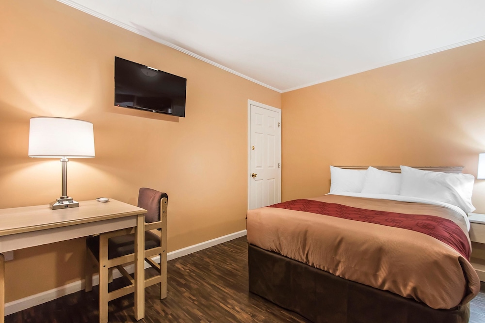 Econo Lodge Cornersville I-65 20/46