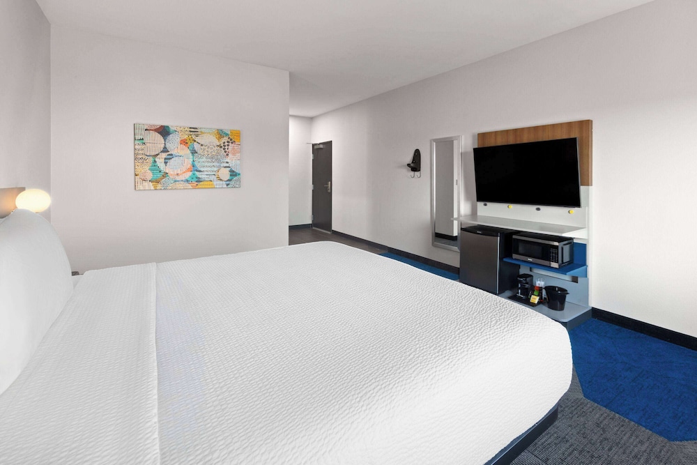 Microtel Inn & Suites by Wyndham Olive Branch 12/37
