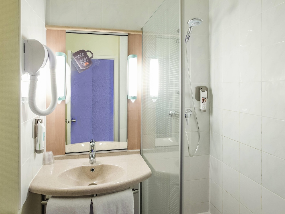 Standard, Double and Twin Beds, Ibis Saint Brieuc Yffiniac 3/3