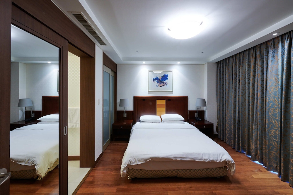 Adonis Hotel 8/58
