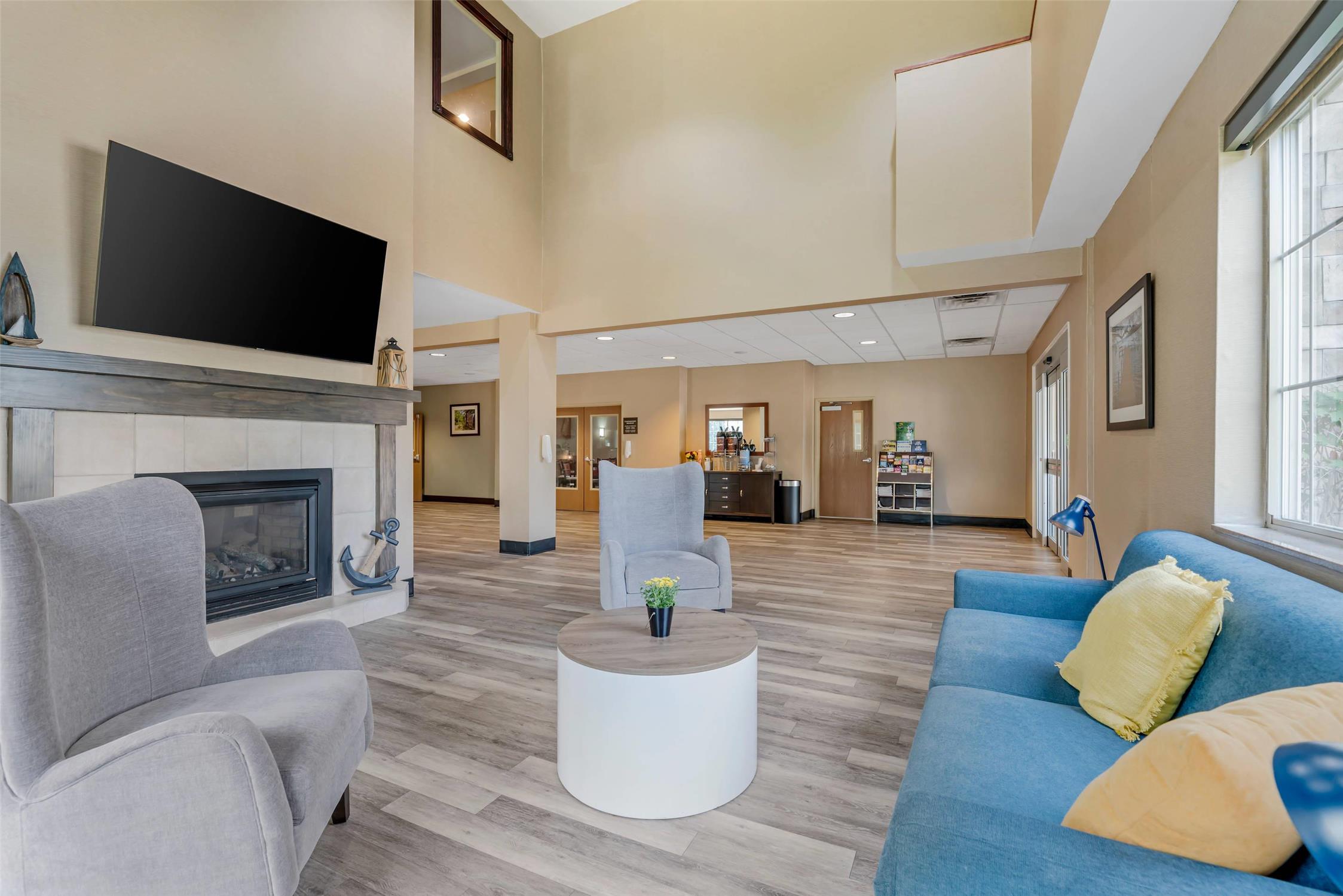 Comfort Suites Lake Geneva East 26/46