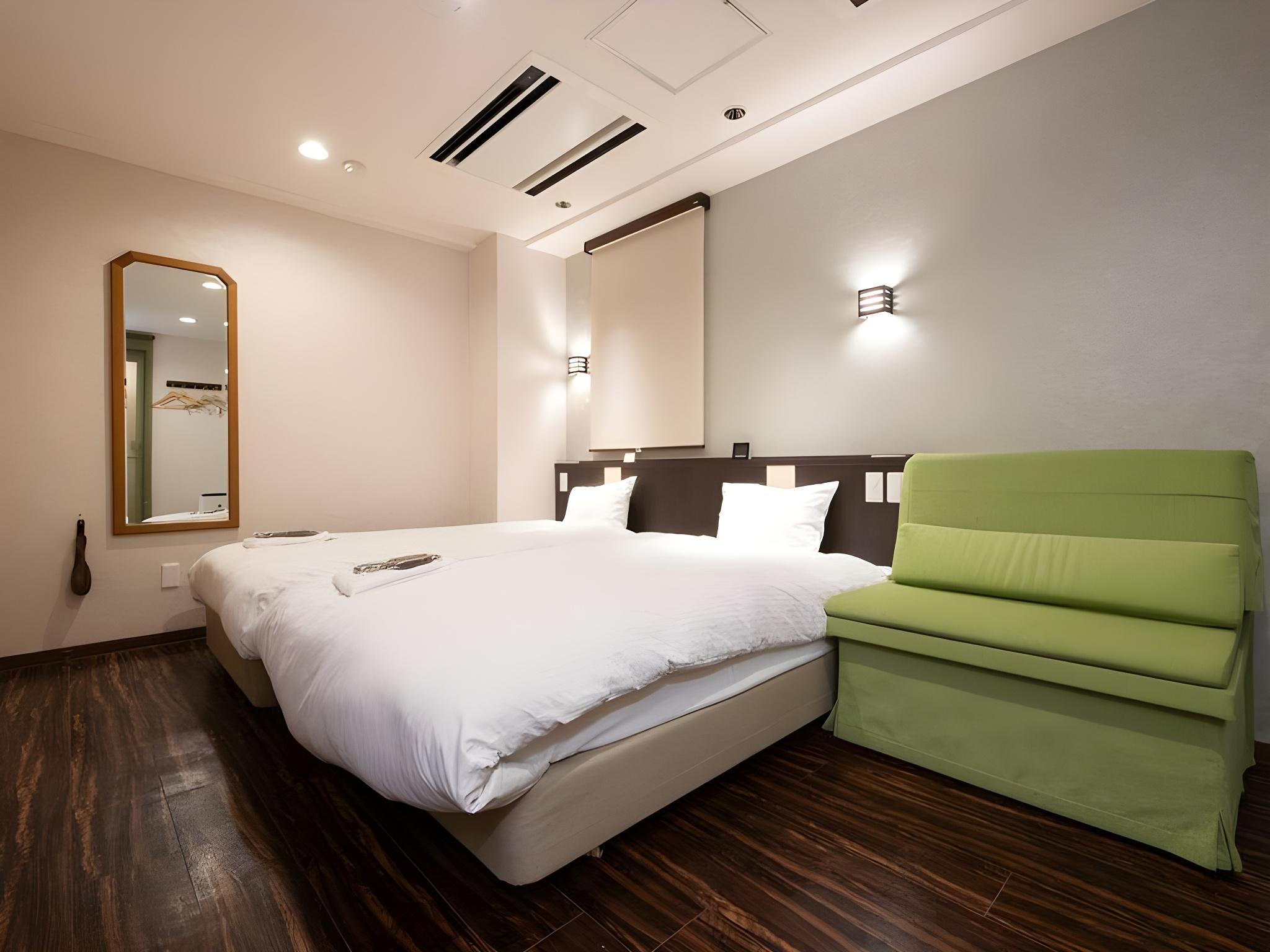 Hollywood, Superior, Twin Beds, Bathtub, Low Floor