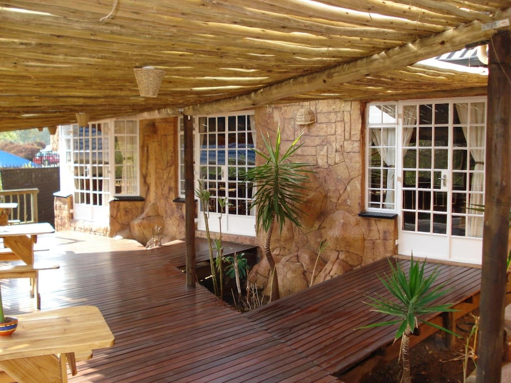 Flintstones Guest House Fourways 8/50