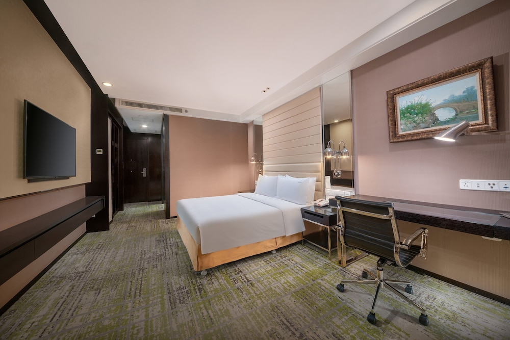 Soho, Standard, King Bed, with View، Holiday Inn Focus Square 6/8