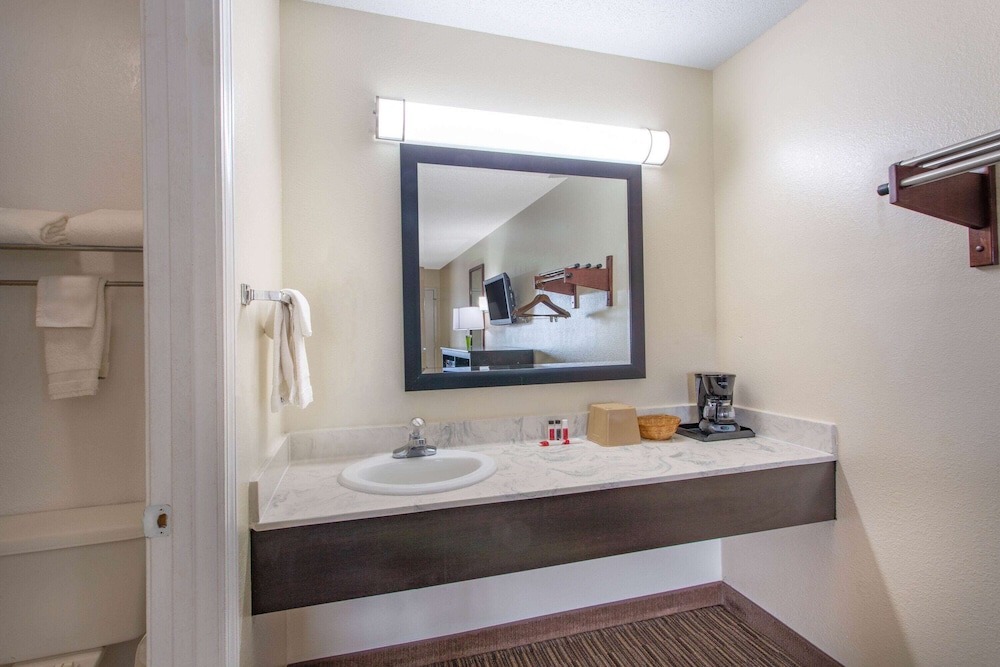 Super 8 by Wyndham Florence 14/23