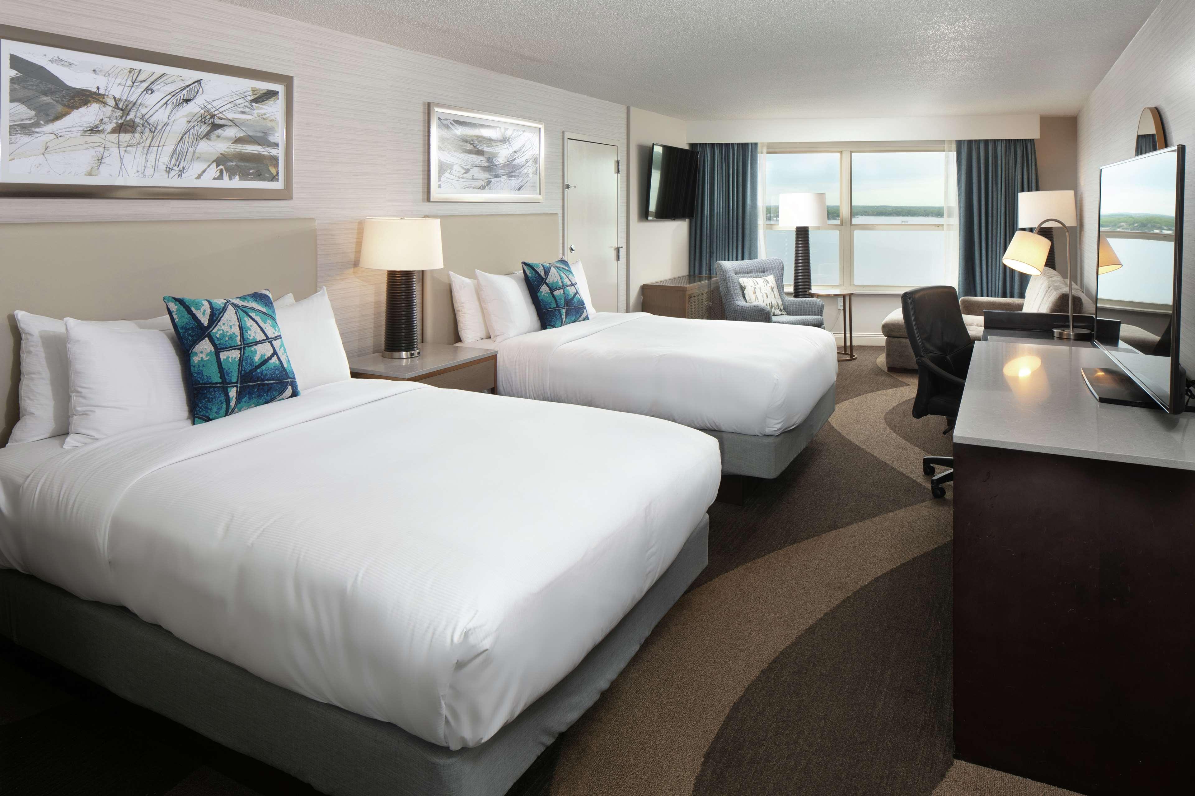 DELUXE, 2 QUEEN BEDS, LAKE VIEW, SOFA