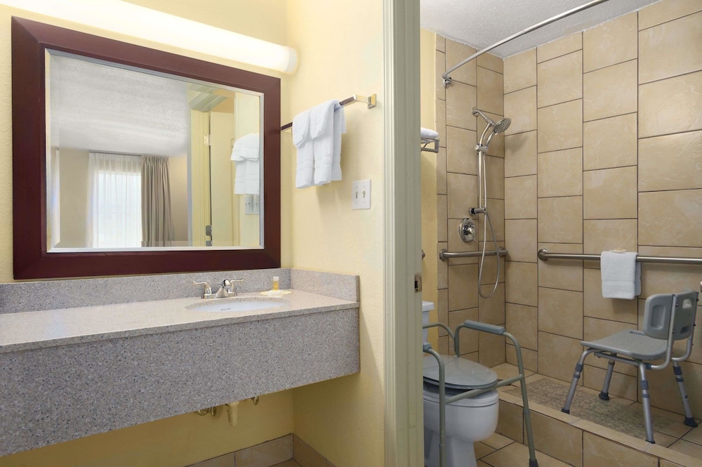 Days Inn By Wyndham Brunswick/St. Simons Area 9/19