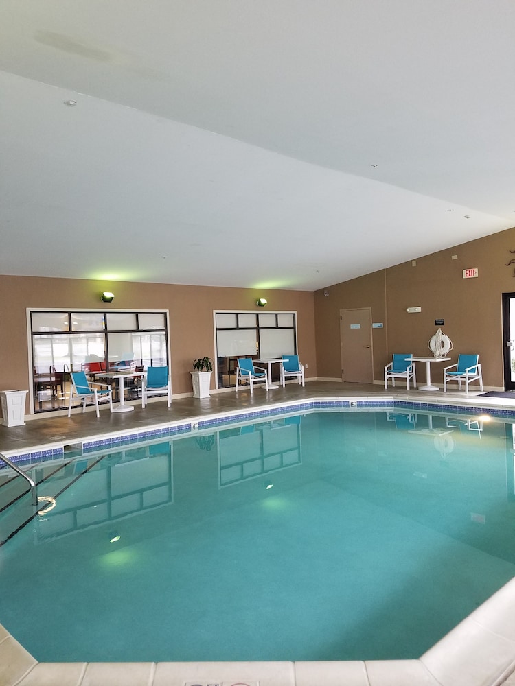 Holiday Inn Express Hotel and Suites Kingsport-Meadowview I-26 17/30