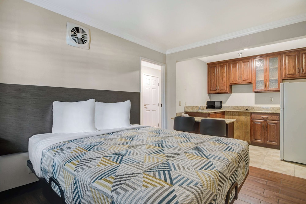 Studio6 Ontario, CA - Convention Center Airport 24/50