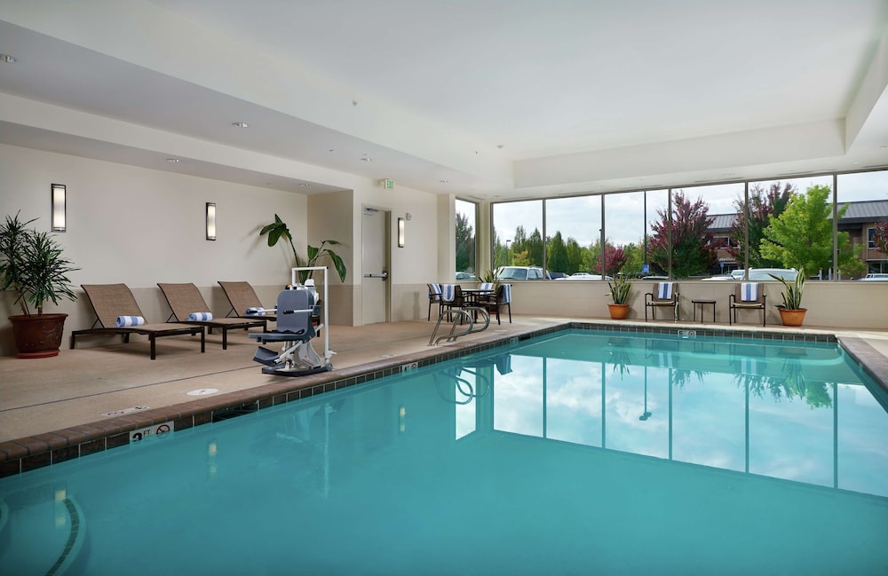 Hampton Inn and Suites Salem 3/42