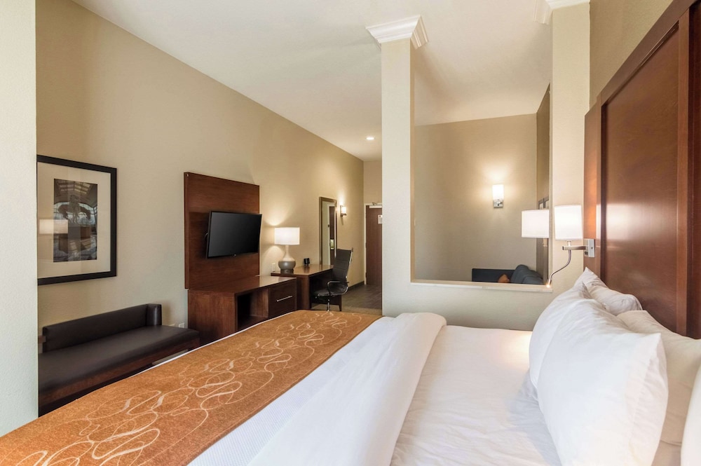 SUITE, KING BED
