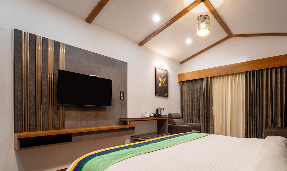 Treebo Sky Dale Inn & Suites 20/50