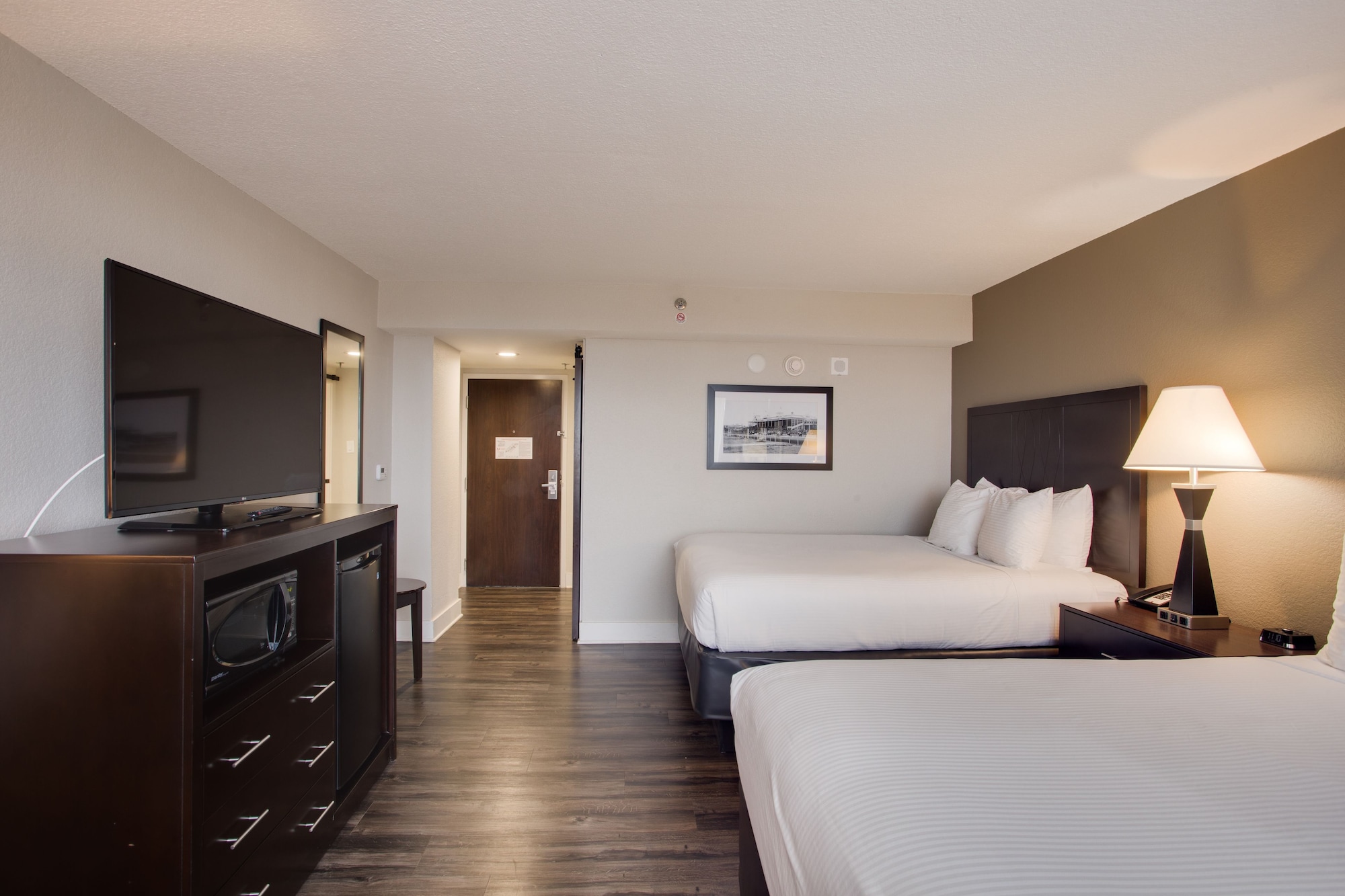 ROOM 1, 2 QUEEN BEDS