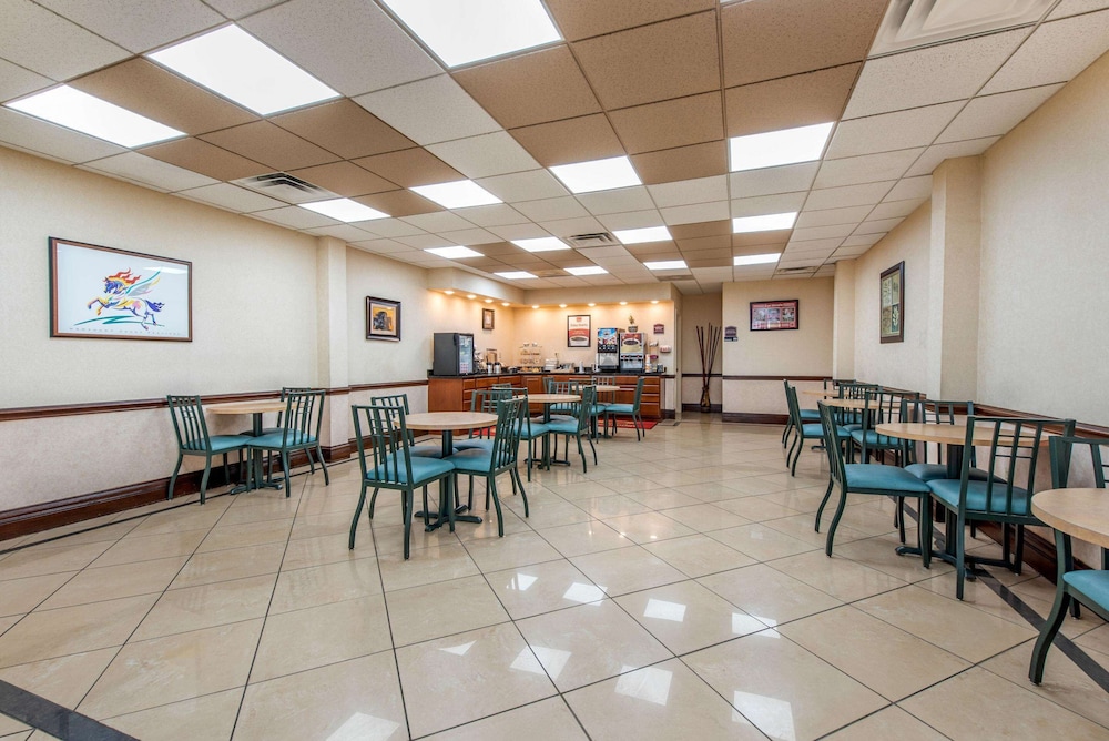 Econo Lodge Louisville Downtown 37/44