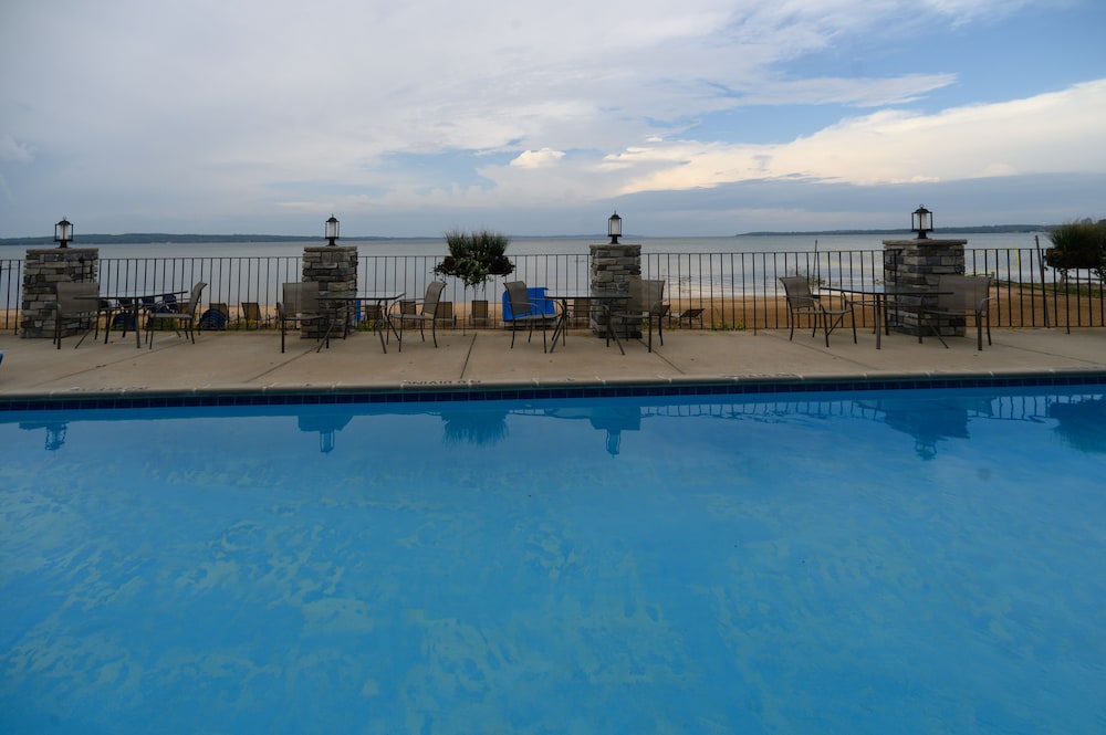Pointes North Beachfront Hotel 8/72