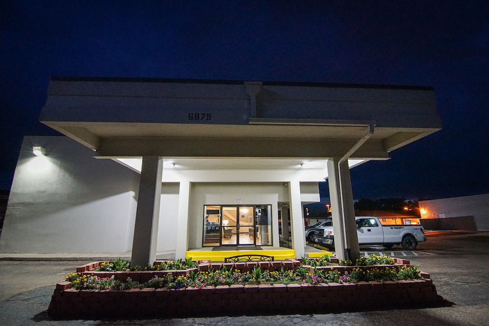 Travelodge by Wyndham Colorado Springs Airport/Peterson AFB 5/44