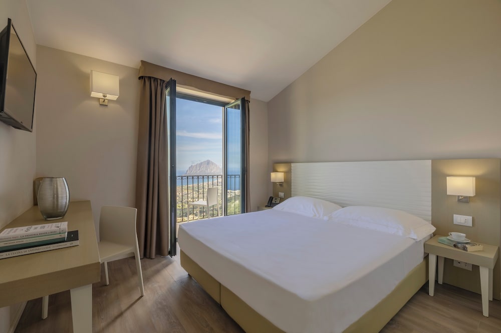 Deluxe, Double Bed, Sea View