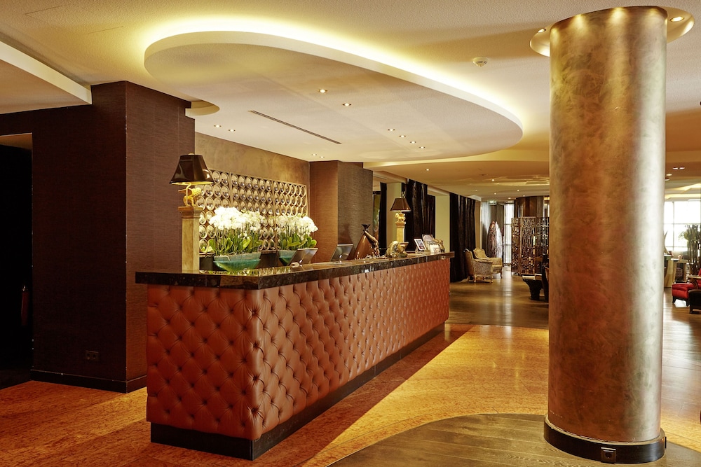Savoy Hotel 2/33