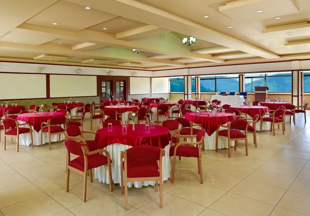Clouds Valley Leisure Hotel 14/15