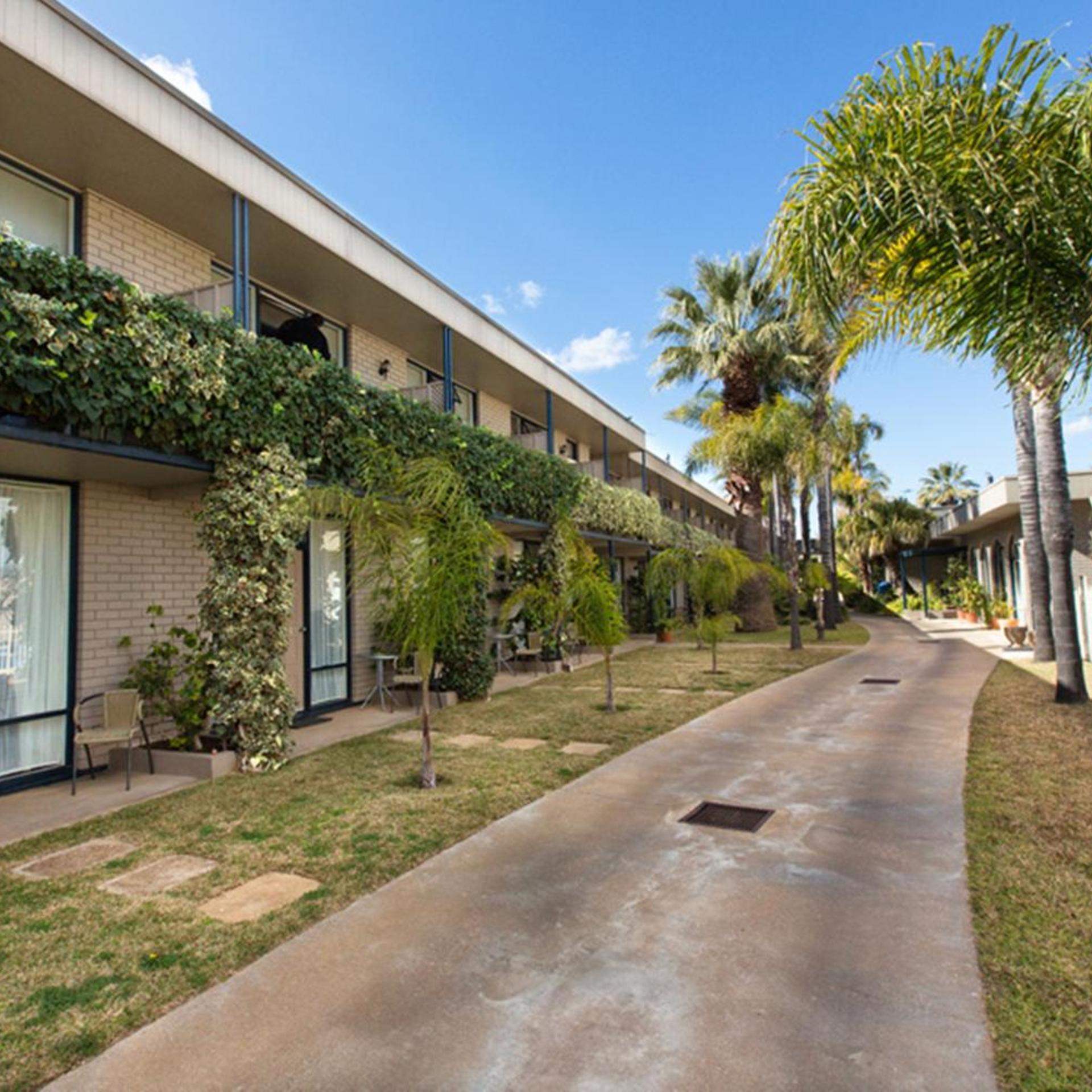 Sandors Motor Inn 44/50