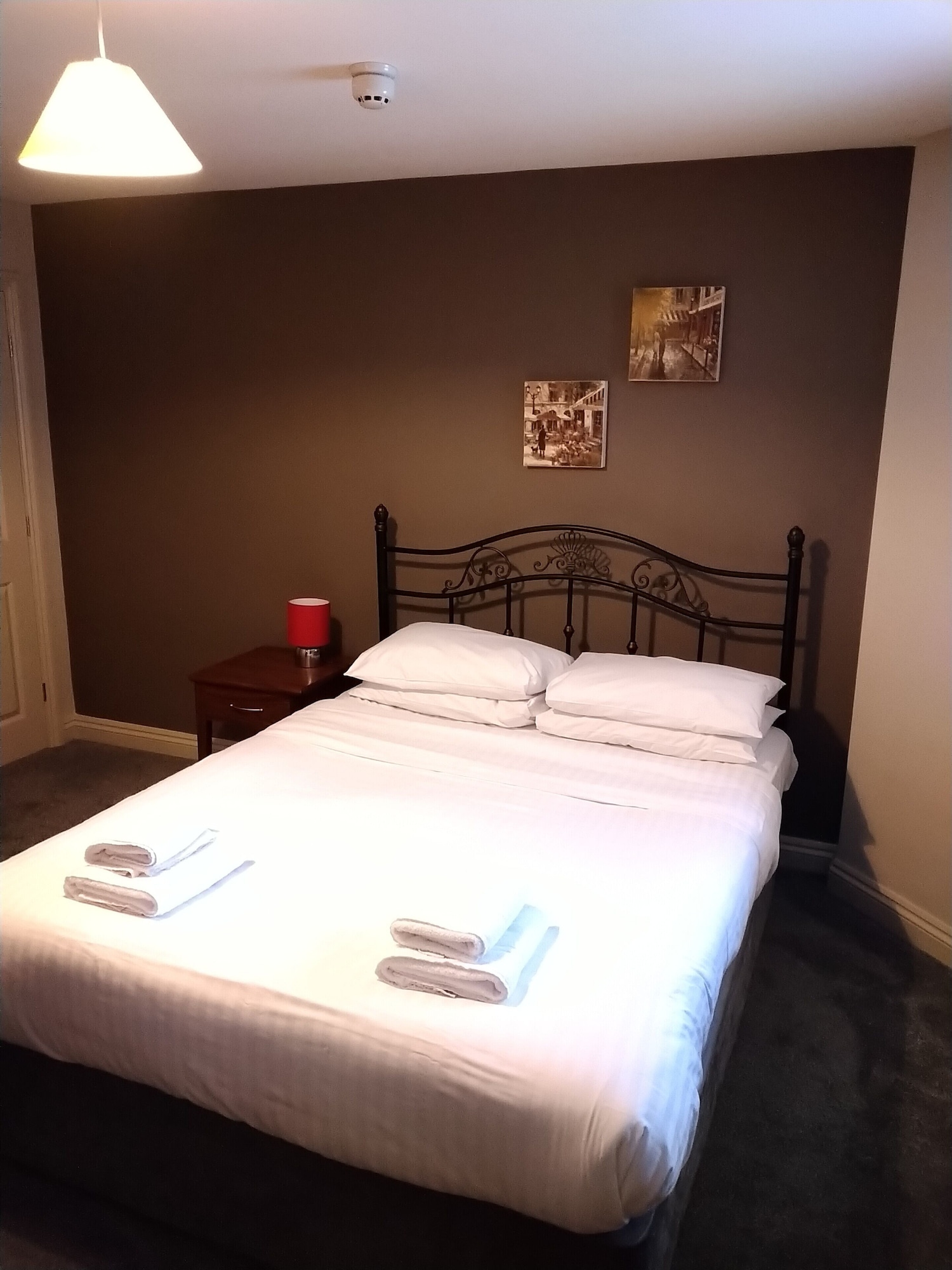 Apartment, 2 Double Beds, Victoria Cloisters 2/5
