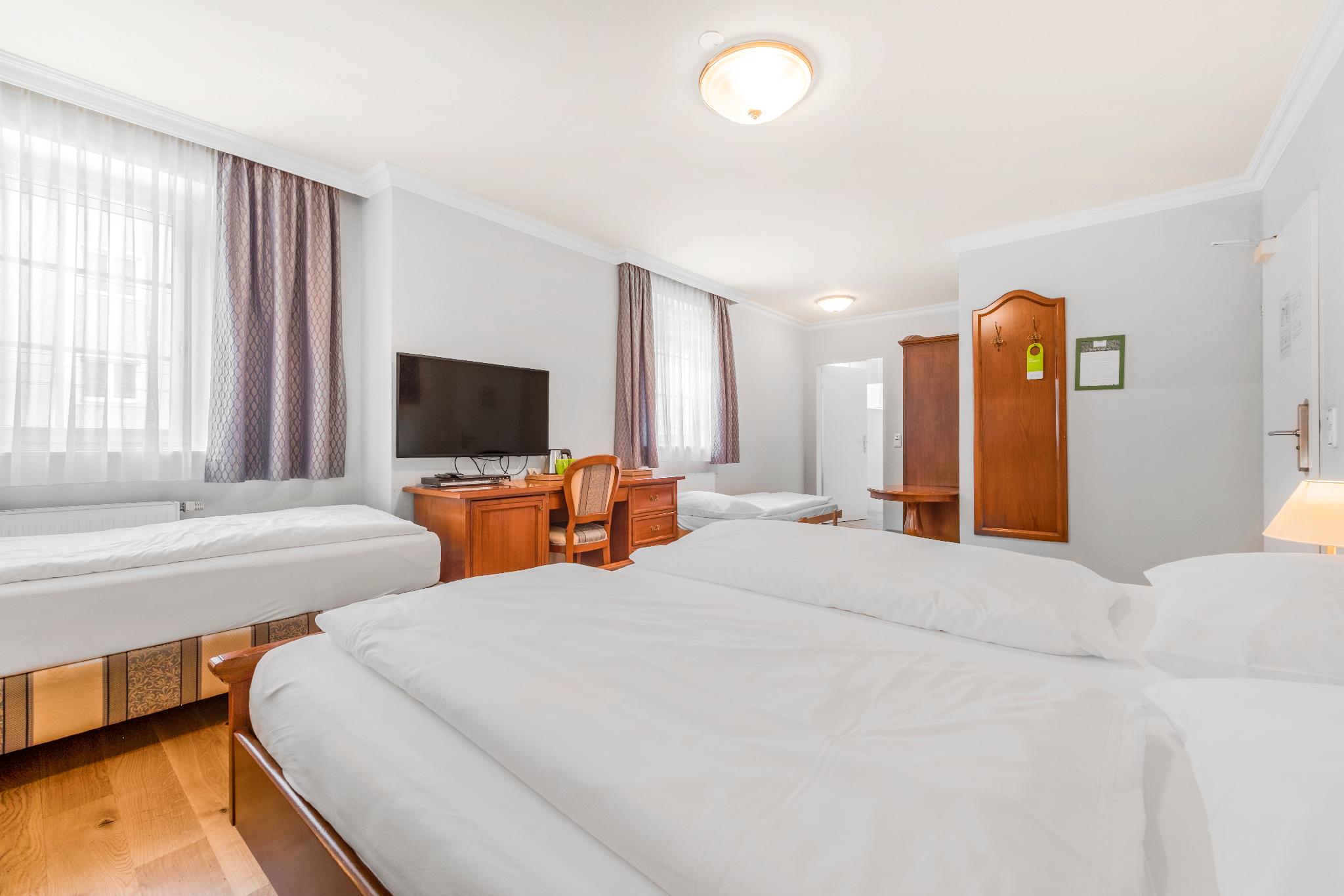 ROOM, TRIPLE