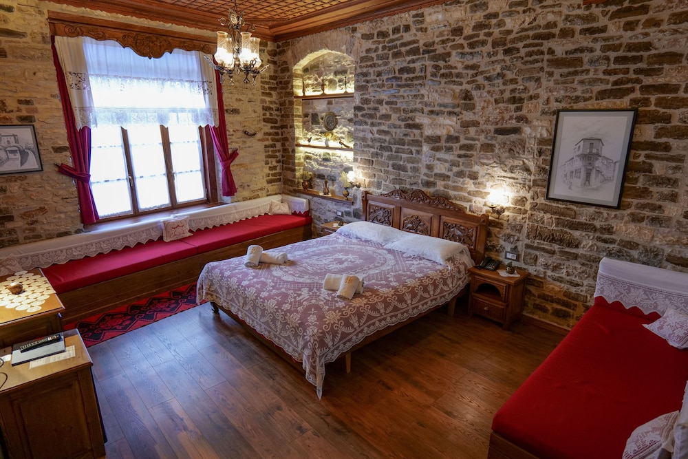 Bineri Hotel Gjirakastra 36/52