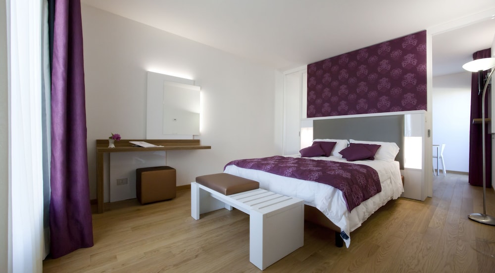 DELUXE, SUITE