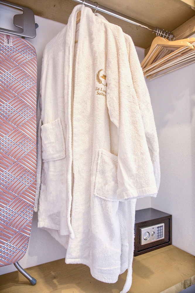 Alia Luxury Suites and Spa photo3
