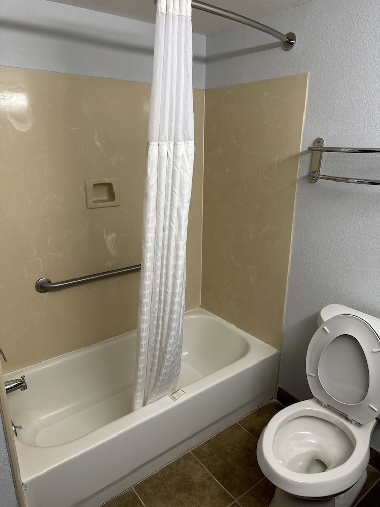 غرفة بسريرين مزدوجين لذوي الإعاقة، Super 8 by Wyndham Alexandria LA 3/3