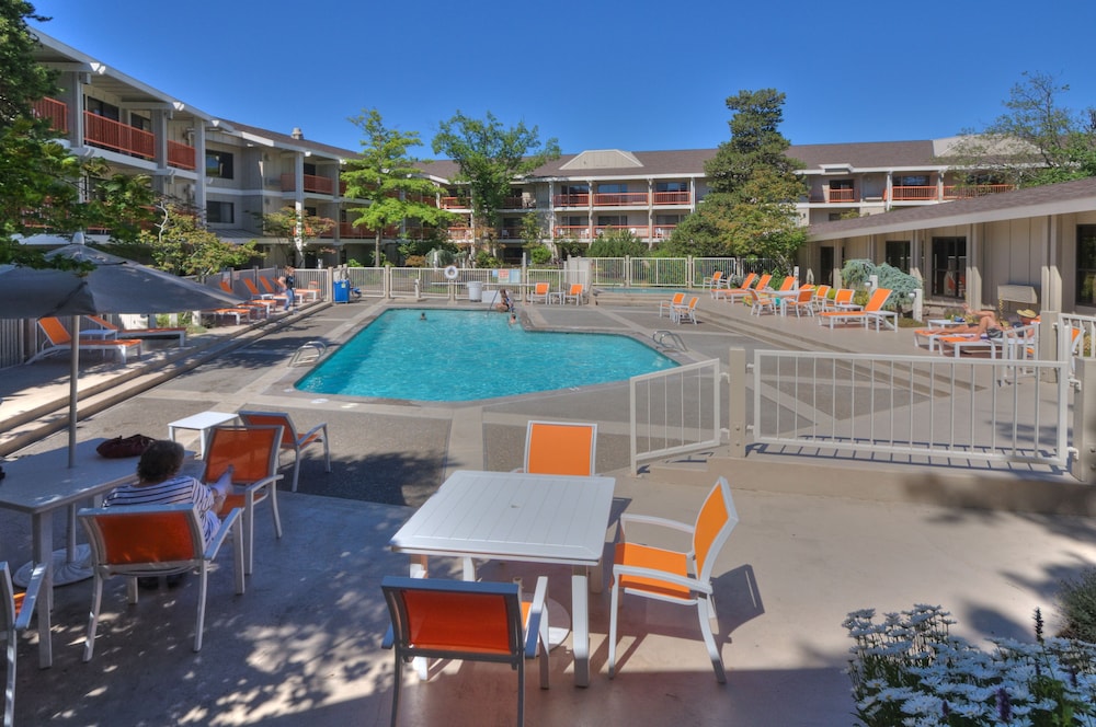 Ashland Hills Hotel Suites 2/51